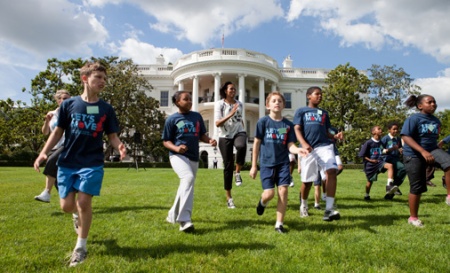 First-Lady-Michelle-Obama-White-House-lawn-Lets-move-kids